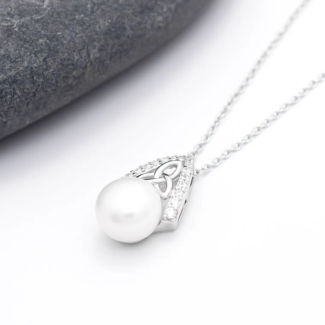 Celtic Triquetra Pearl Necklace 2...