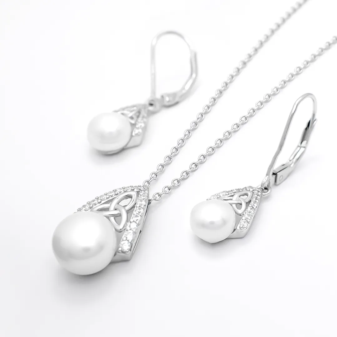 Celtic Triquetra Pearl Necklace 3...