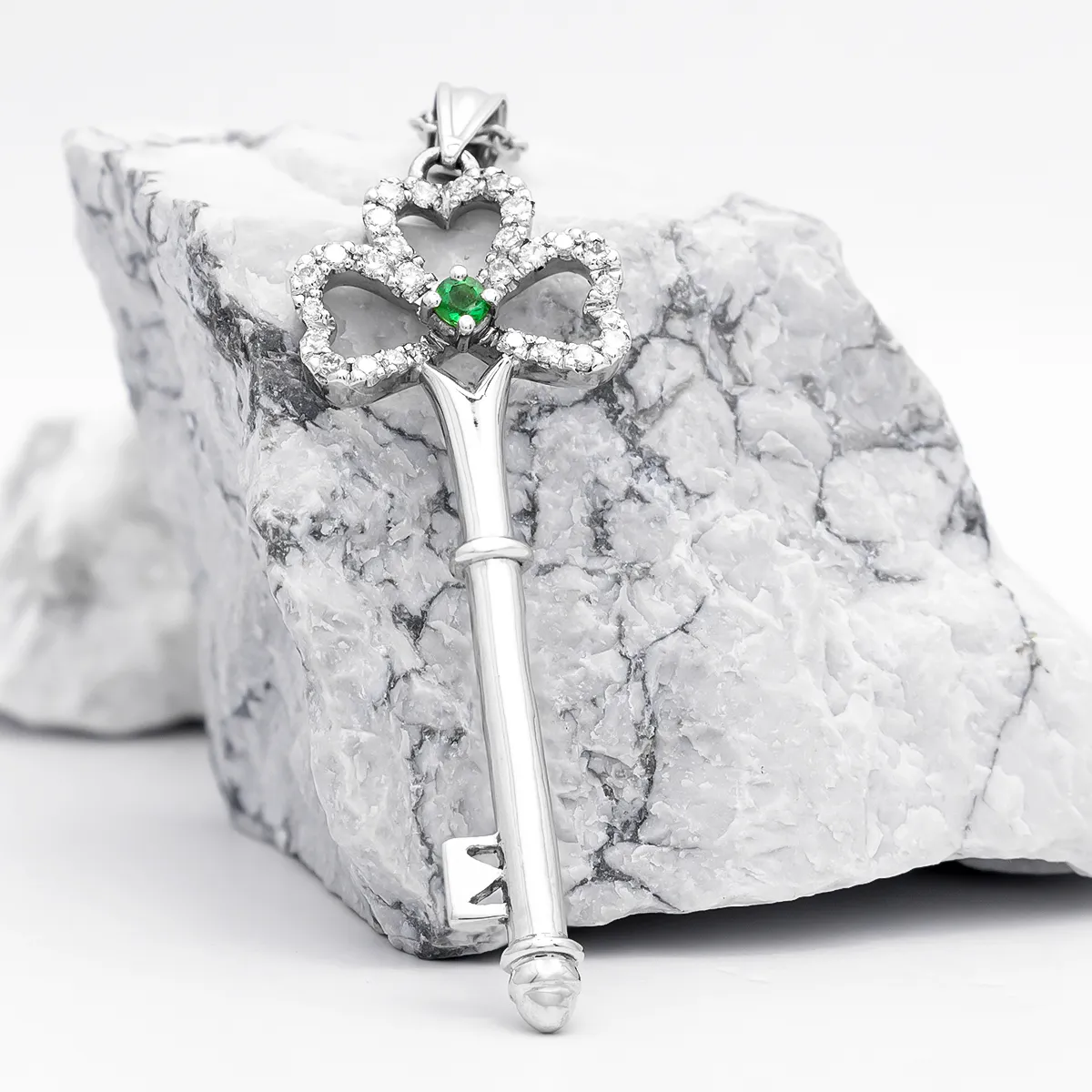 IJCP0025 White Gold Emerald Shamrock Pendant 08...