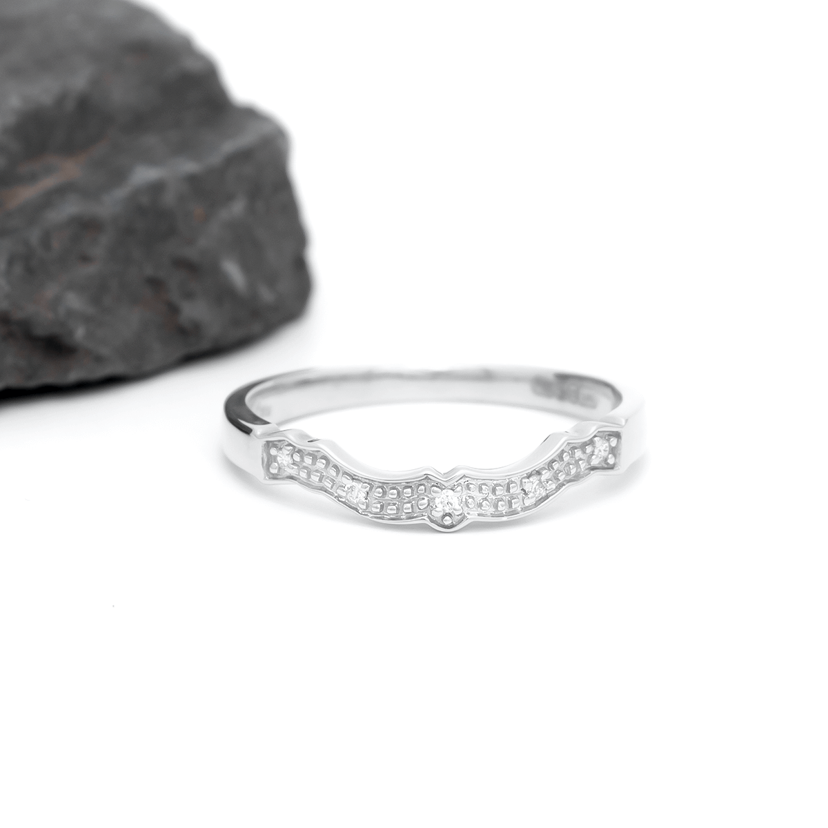 IJCR0007_white_gold_wedding_band_claddagh_ring_04