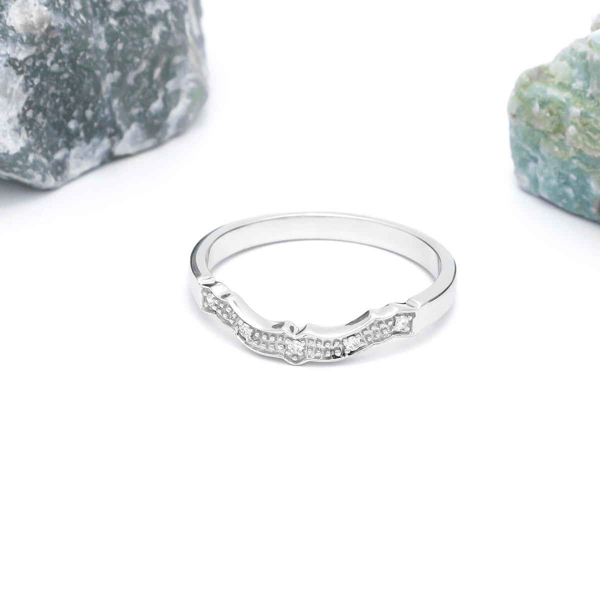 IJCR0007_white_gold_wedding_band_claddagh_ring_05
